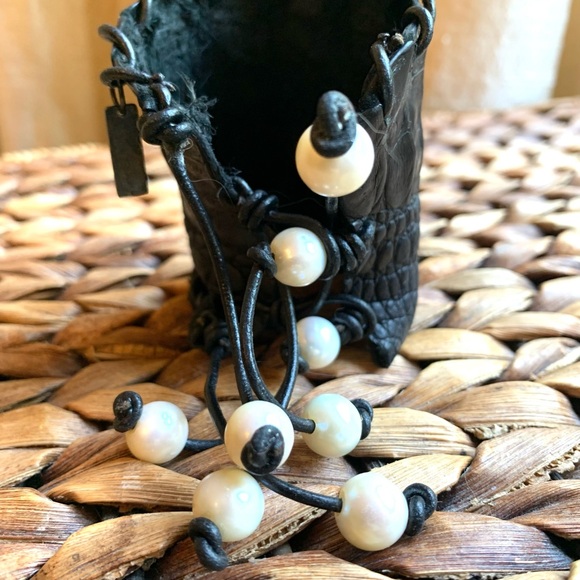 Sweet Olive Black Crocodile with Large Freshwater Pearls Boho Cuff - Picture 5 of 7